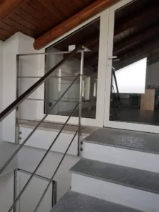 Scala con parapetto in metallo