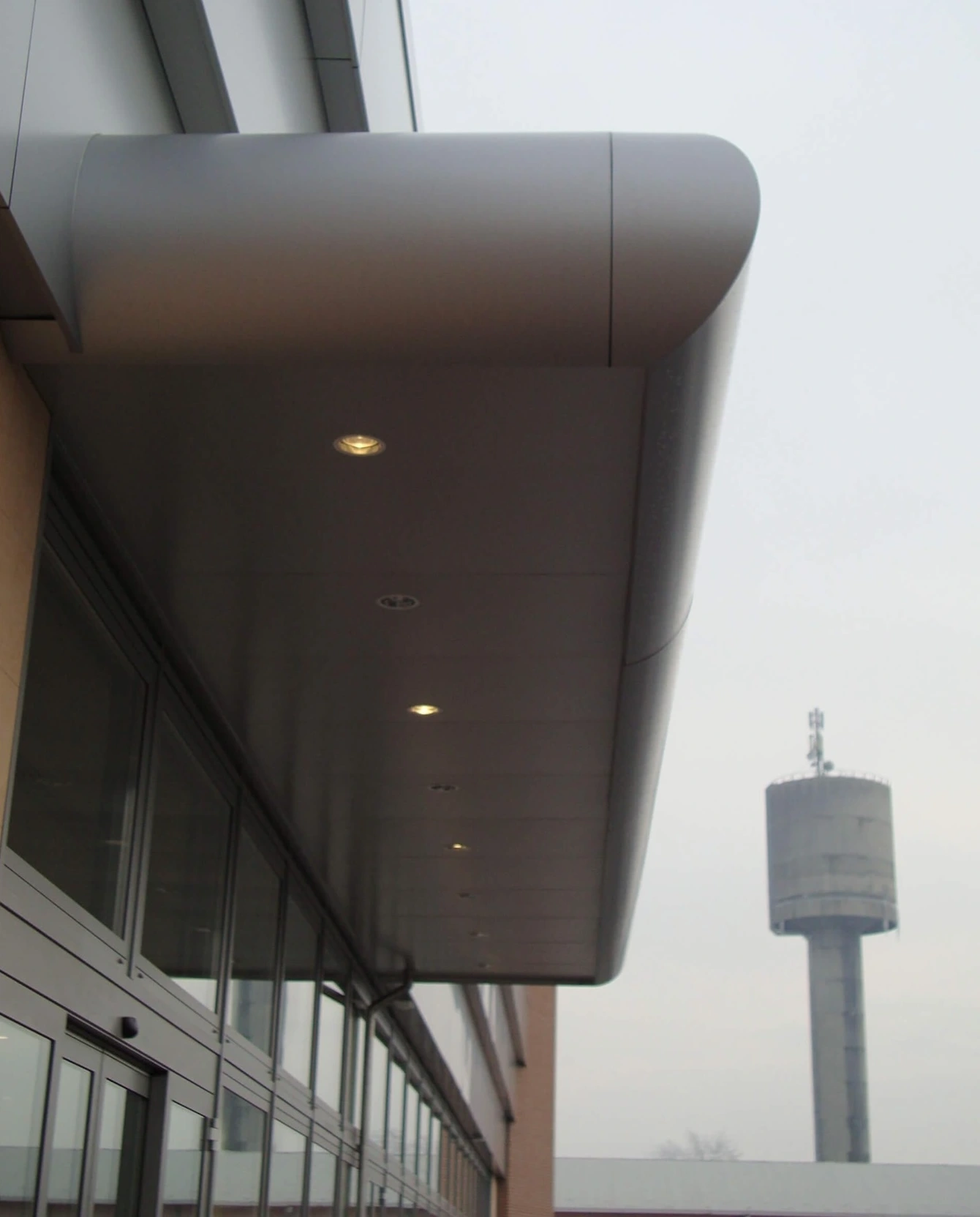 Pensilina in alucobond
